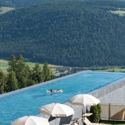 Casalgrande Padana – La piscina a sbalzo (e a sfioro)