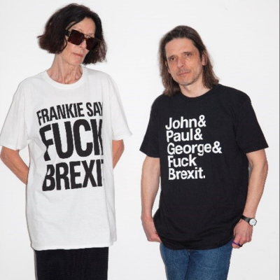 Lanciata la t-shirt di Katharine Hamnett e Jeremy Deller