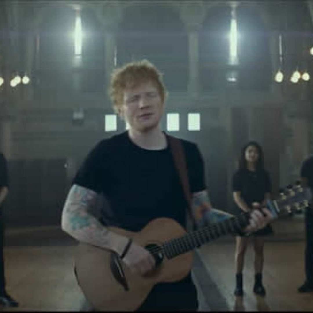 Dopo 4 anni Ed Sheeran ritrova il telefono