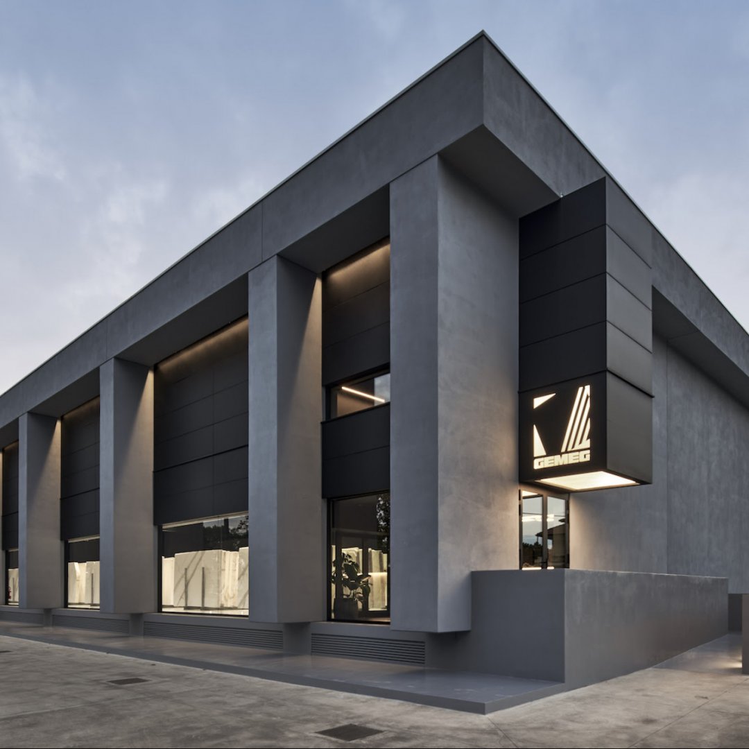 Victor Vasilev firma lo showroom GEMEG a Carrara