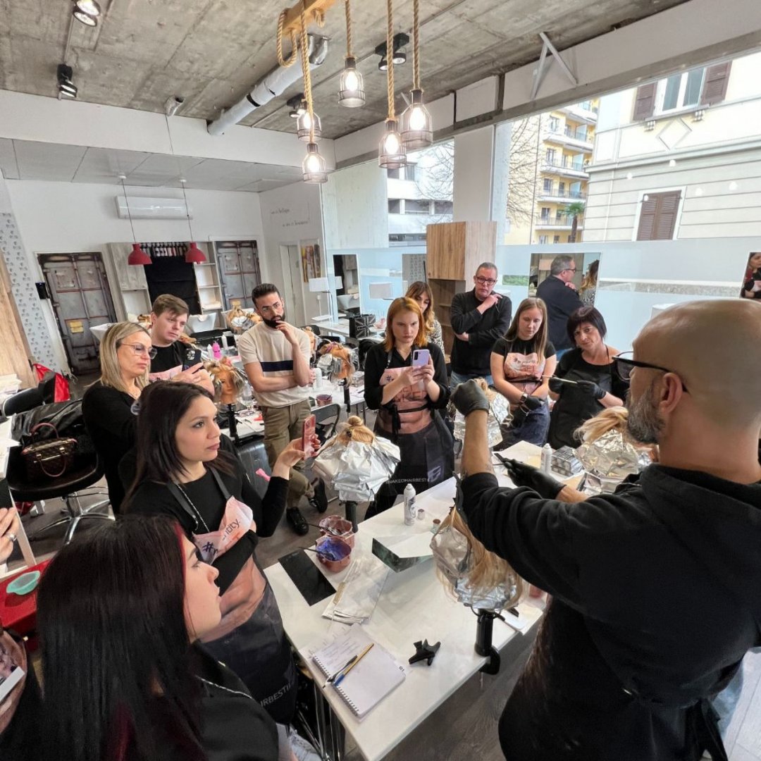 Il Foilayage domina le tendenze capelli 2024: provalo nei saloni Hairlovers