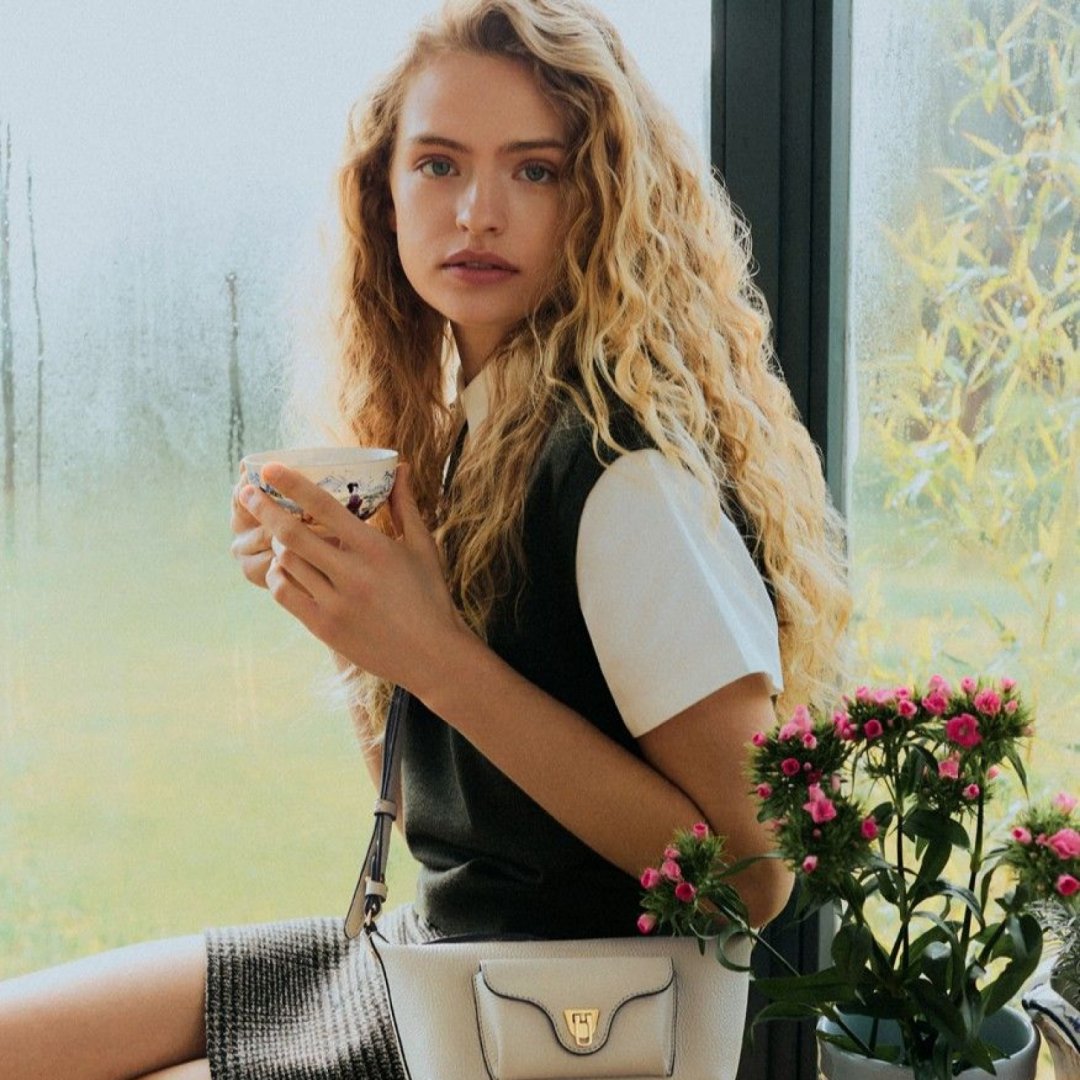 Coccinelle celebra l’inverno con accessori iconici tra stile e innovazione