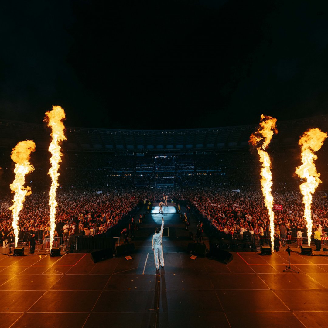 Dondup ed EROTICA: la moda entra nello stadio con Achille Lauro