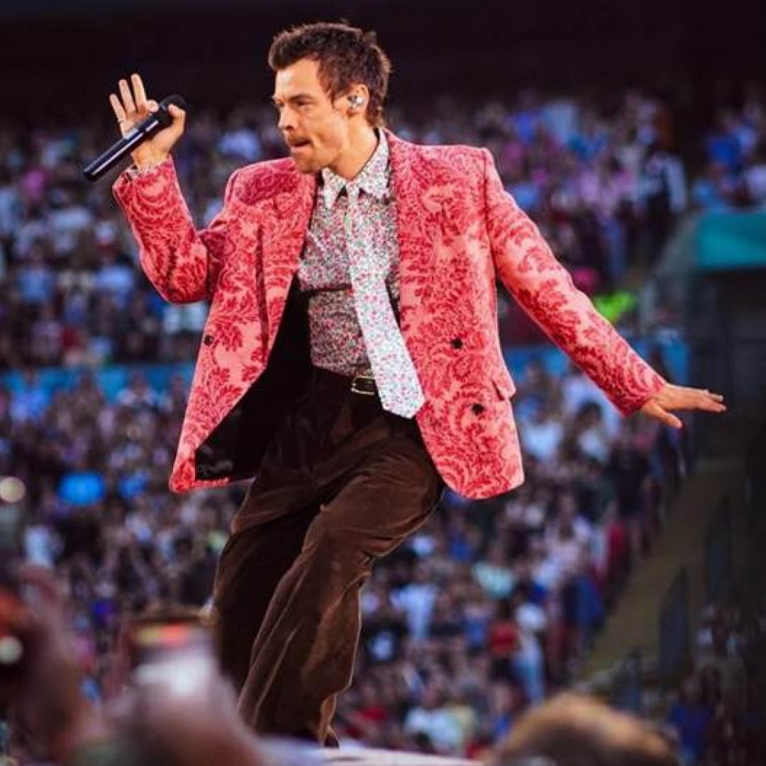 Harry Styles conquista Wembley con un esclusivo look custom per il Together Tour