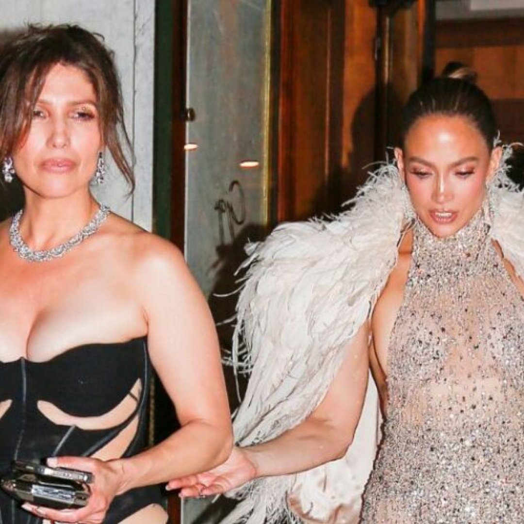Jennifer e Lynda Lopez conquistano Parigi con due look da lasciare senza fiato
