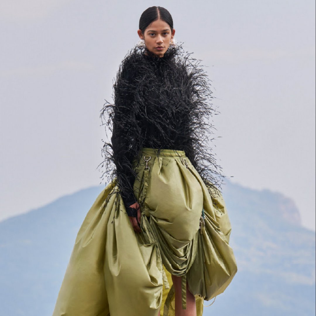 SIRIVANNAVARI scolpisce la moda: i volumi diventano protagonisti del FW 2026