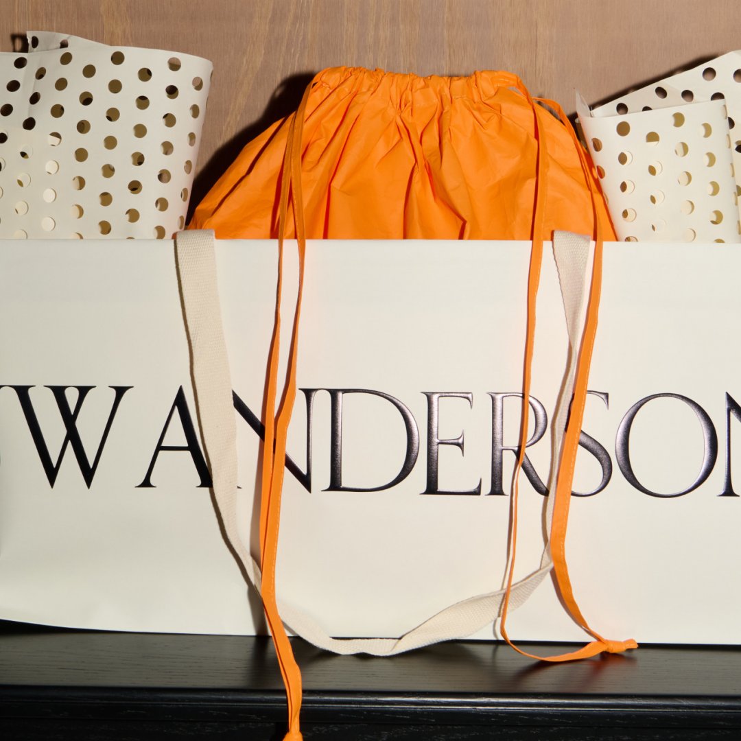 JW Anderson apre un nuovo pop-up a Parigi tra moda, design e artigianato