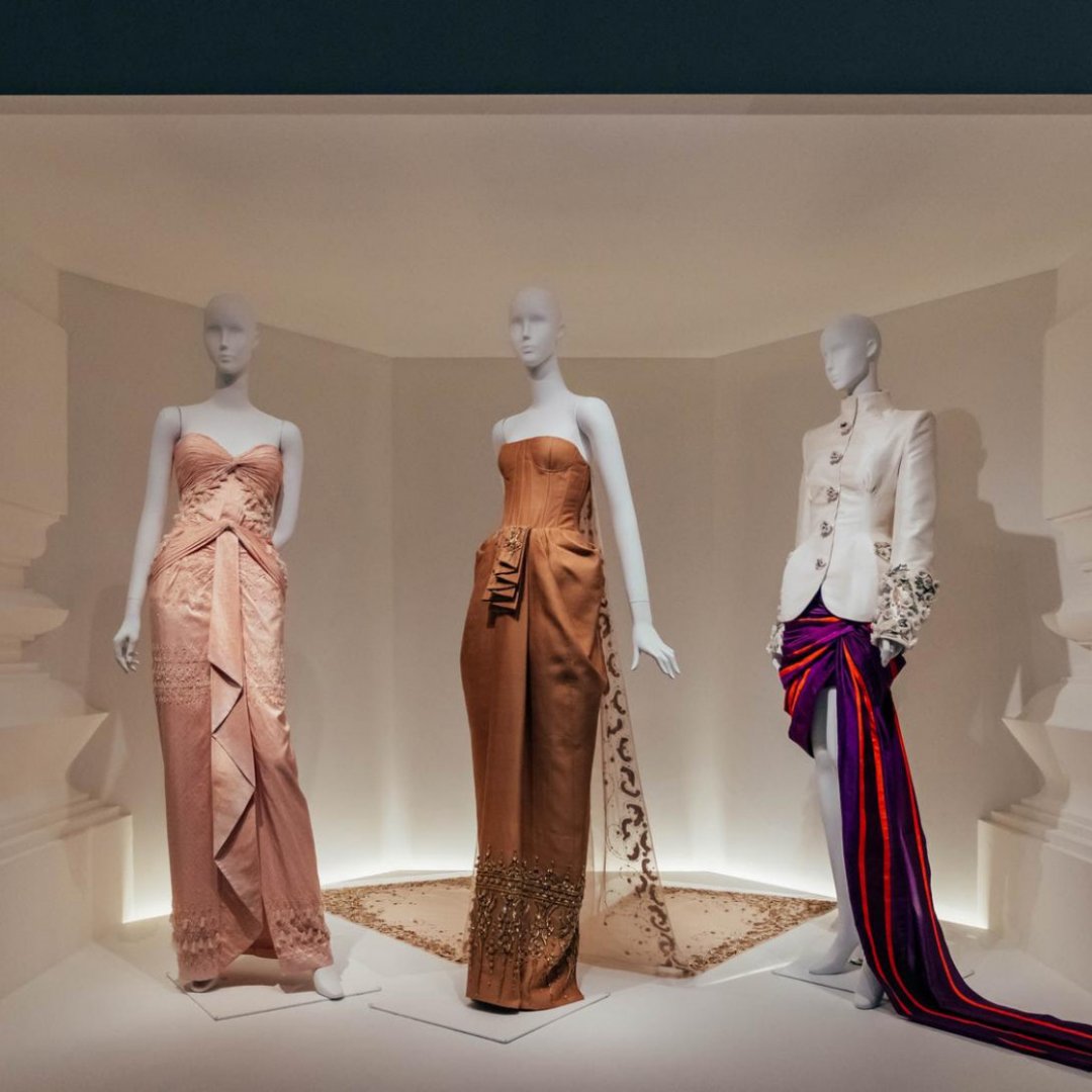 La moda reale thailandese conquista Parigi tra tradizione e alta artigianalità