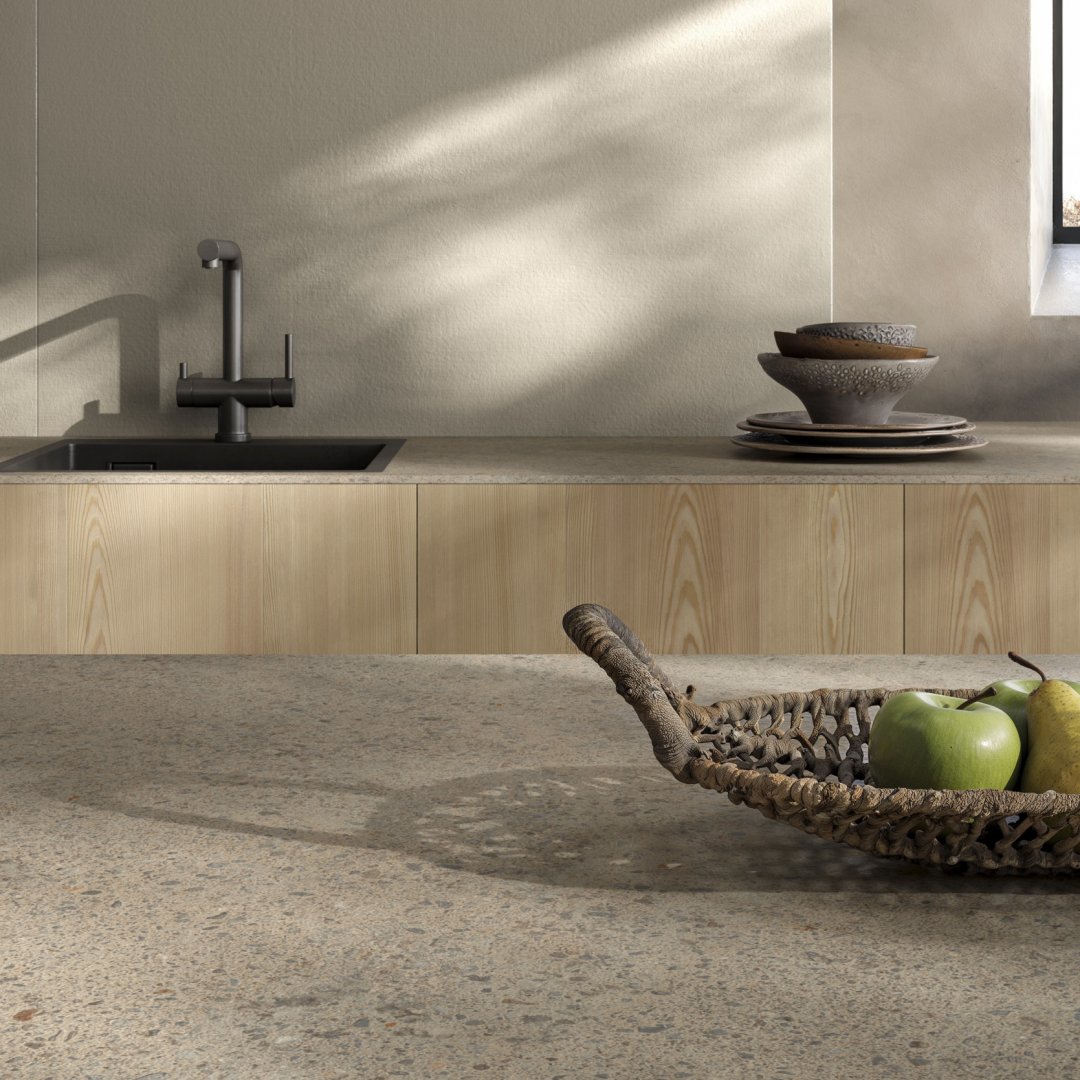 Pebbles: il fascino dei ciottoli diventa gres porcellanato per spazi contemporanei