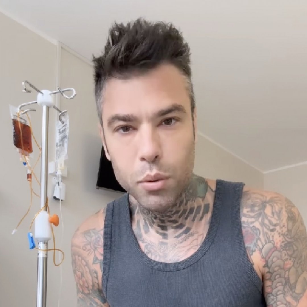 Fedez ringrazia sei donatori di sangue: “Mi hanno salvato la vita. Di nuovo”