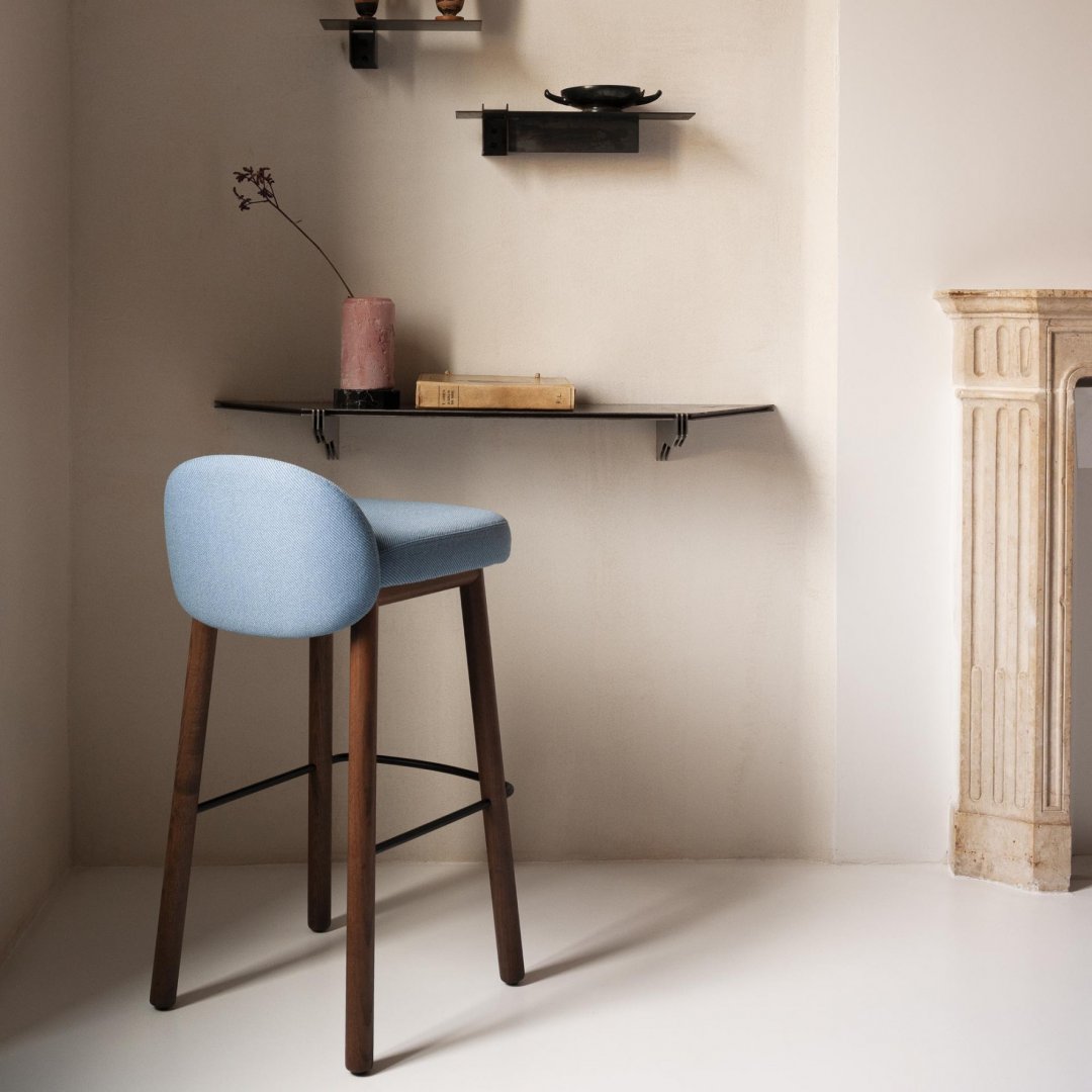 Sol di Bross: lo sgabello che unisce eleganza, comfort e design contemporaneo