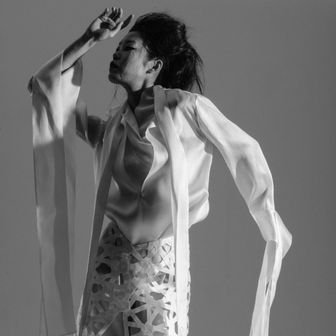 IRA LANGEVIN, la moda diventa arte tra couture, filosofia e forme architettoniche